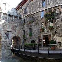 la casa medievale addossata alla porta