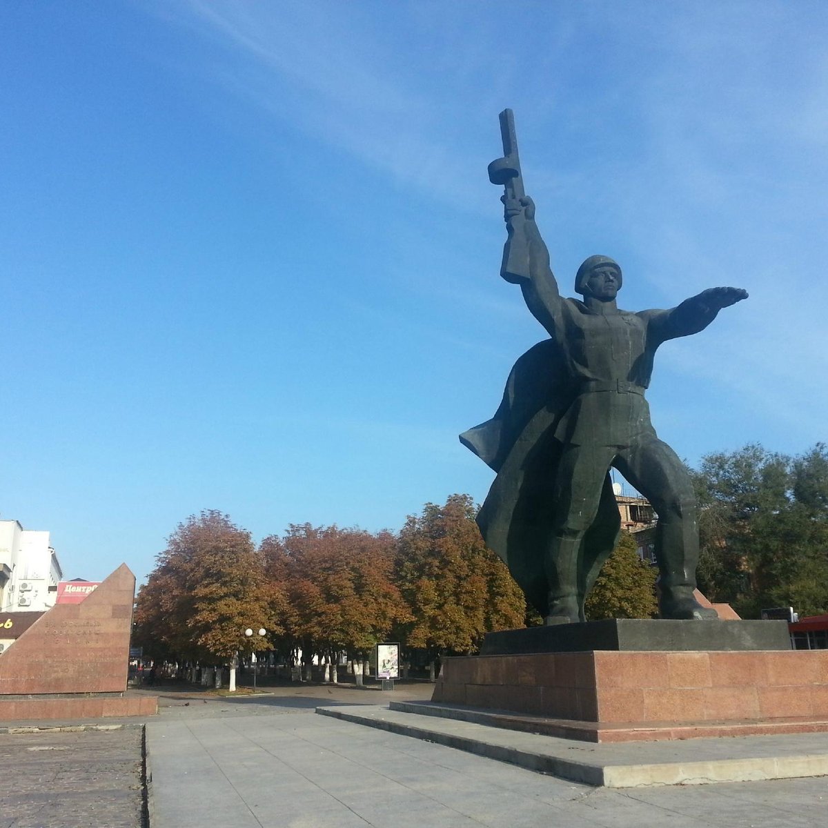 Площадь солдата. Памятник солдату в городе Шахты. Памятник солдату-освободителю Шахты. Город Шахты солдат. Город Шахты памятник солдату освободителю.