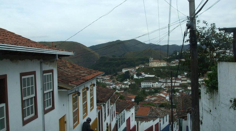 Ladeira de acesso à Igreja Sta. Ifigênia e vista para o bairro Antonio Dias