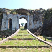 Ecco la Puerta Principal ripresa dal fossato
