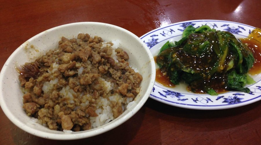 魯肉飯と茹でた青菜