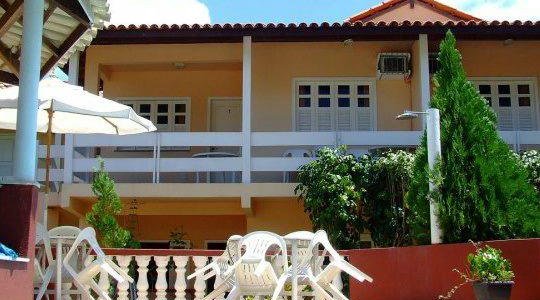 Piscina e fachadas dos apartamentos quarto e sala