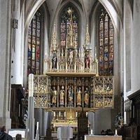 à l'intérieur de l'église