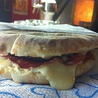 Focaccia Mediterranea, Hamburger, Spianata Calabrese, Caciocavallo Fuso, Melanzane grigliate, Ta