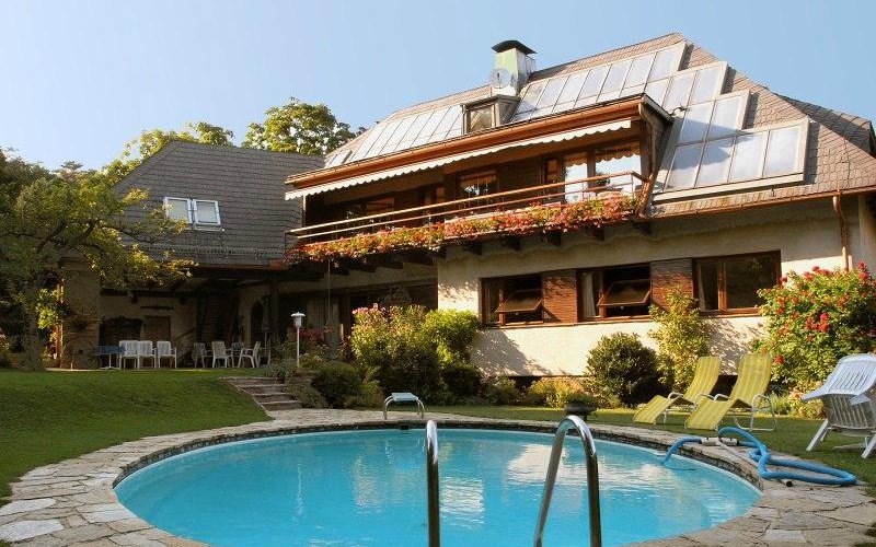 Hotel mit Gartenanlage und Pool