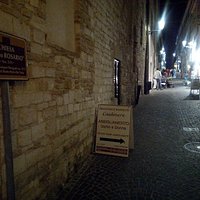 Una foto icona della chiesa....in buio la sua scritta e illuminati i negozi...