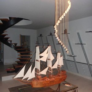 le lampadaire épouse la courbe de l'escalier vertige...