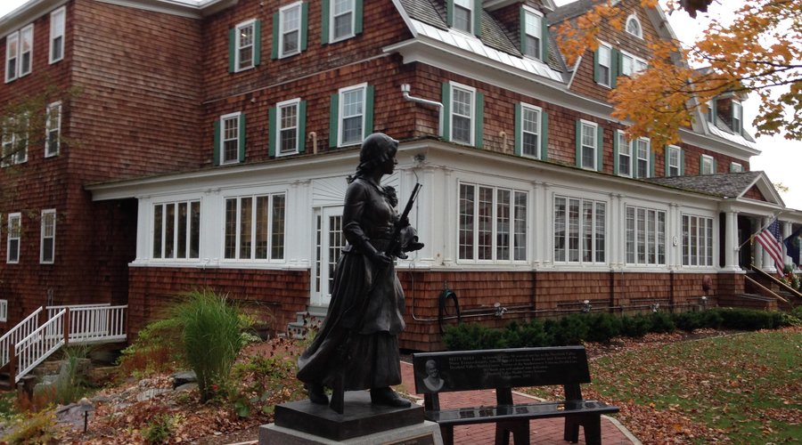 Molly Stark statue at Crafts Inn