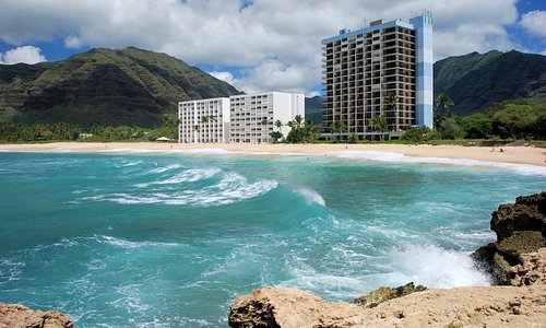 Hawaiian Princess is on right - one of only two large buildings on the beach.