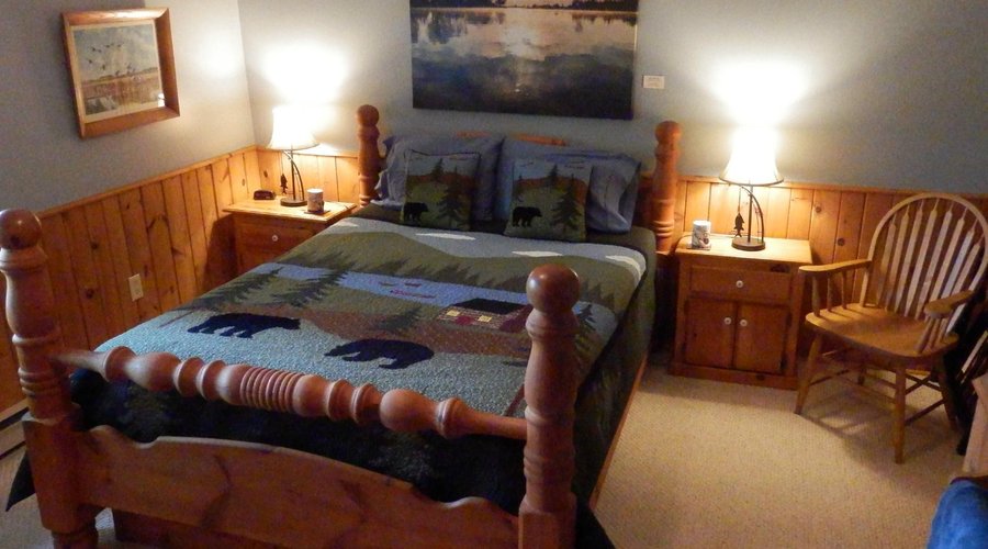 The River Room (queen bed, river view, ensuite shower, wifi)