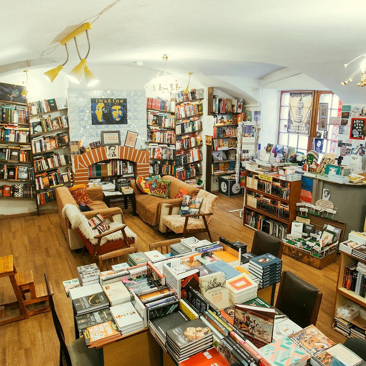 Самый красивый книжный магазин в санкт петербурге. Питер книжный магазин «все свободны». Уютный книжный магазин. Маленький уютный книжный магазин. Порядок слов книжный магазин.