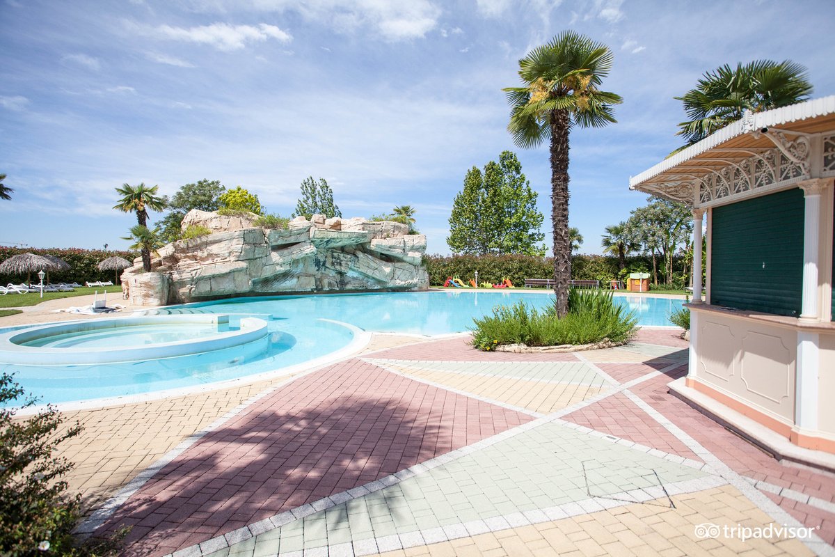 Gardaland Hotel Pool: Pictures & Reviews - Tripadvisor