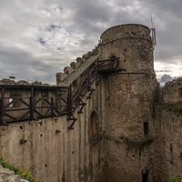 schutzmauer mit turm
