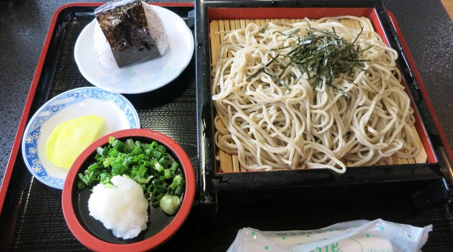 ざるそば。おにぎりがついてます。