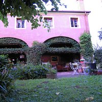 il portico sotto il Museo che accoglie i visitatori in sosta