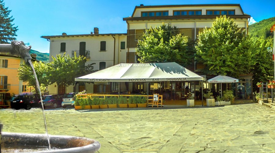 la piazza principale del paese