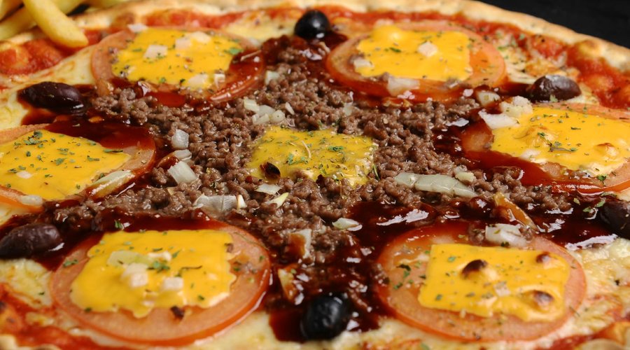la nouvelle pizza "Sheriff" (tomates fraîches, cheddar, oignons crus, viande hachée)L