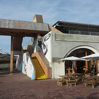 De minimall met restaurant Foodlab en de luchtbrug
