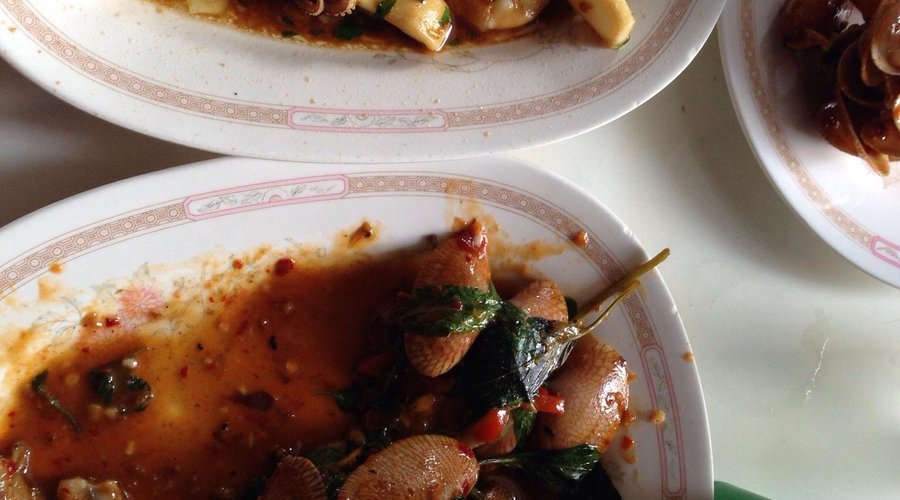 Stir-Fried drunken seafood (Pad Kee Mao Talay) and Stir-fried clam with chilli paste (Hoilai Pad