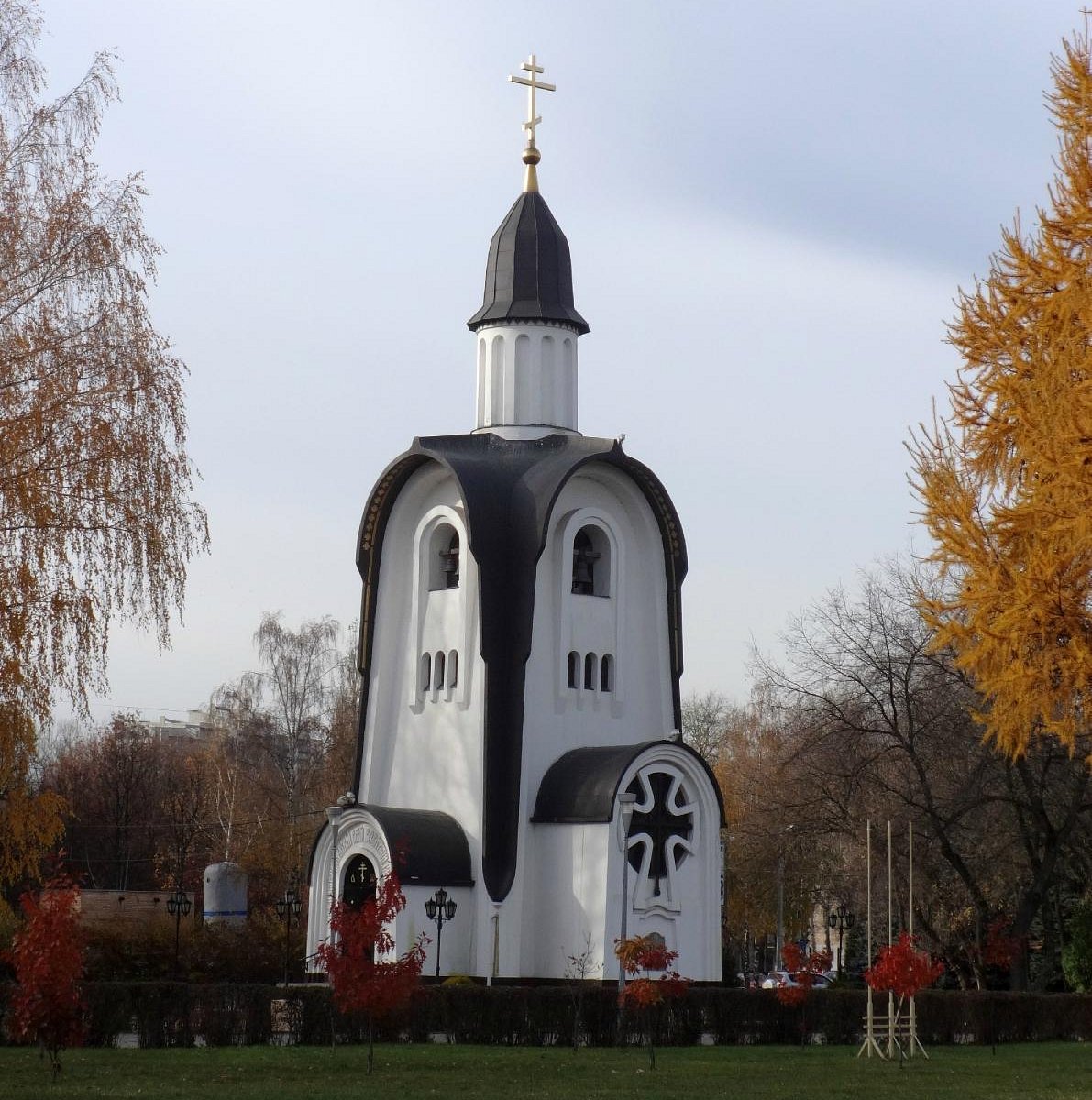 Часовни в королеве. Часовня Александра Невского королёв. Королев храм часовня Невского. Часовенка Александра Невского королёв осенью. Часовня Александра Невского в Королеве сообщение.