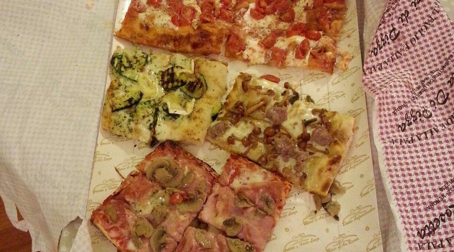 Tranci di pizza: pomodorini e mozzarella, vegetariana con zucchine, prosciutto e funghi champign