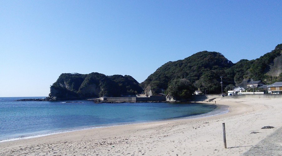 貝殻が細かくなってできた砂浜はとっても綺麗！波風が強いと海草類がけっこう打ちあがるそうです。