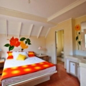Garden View Apartment Orange Bedroom