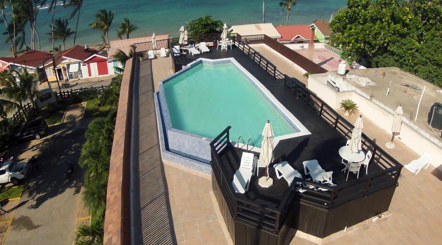 Piscina principal superior, vistas a la bahía