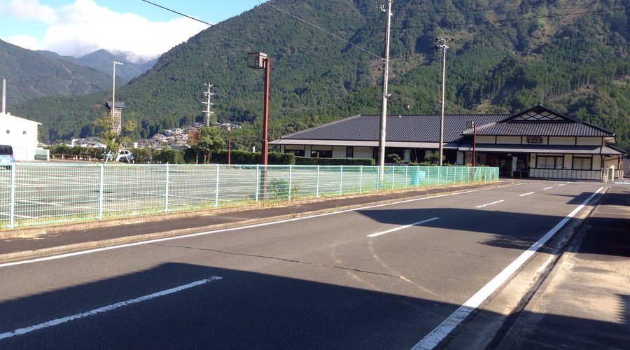写真右手に駐車場あり。更に道を挟んだ写真手前側も一部さつきの駐車場です。左手にある緑の建物はB&G海洋センターのプールです。