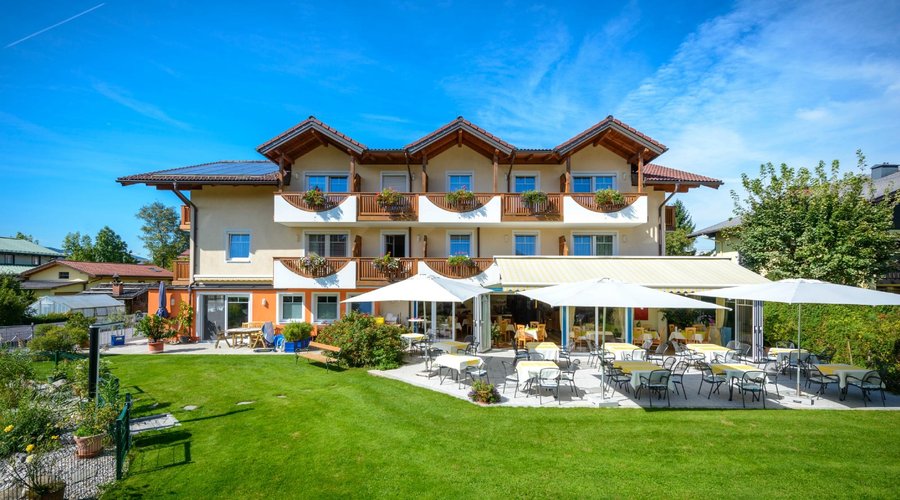 Hausansicht mit Garten und Terrasse