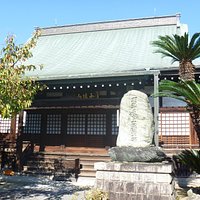 本堂と「明治天皇駐輦所」碑