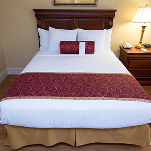 Music Road Resort in Pigeon Forge, image may contain: Bed, Furniture, Lamp
