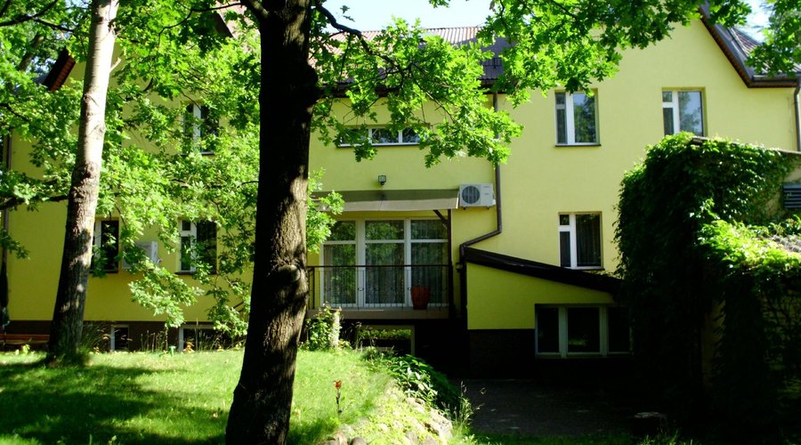 widok zajazdu od strony ogrodu