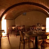 Cantinetta interrata con volta a botte, atmosfera calda e rilassata