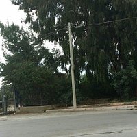 Il cancello d'ingresso sempre chiuso