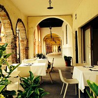 Tavoli sotto le arcate