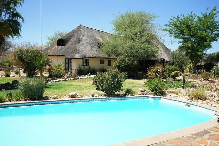 Pool und das Haupthaus der schönen Lodge bei Windhoek