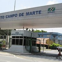 do lado esquerdo da foto