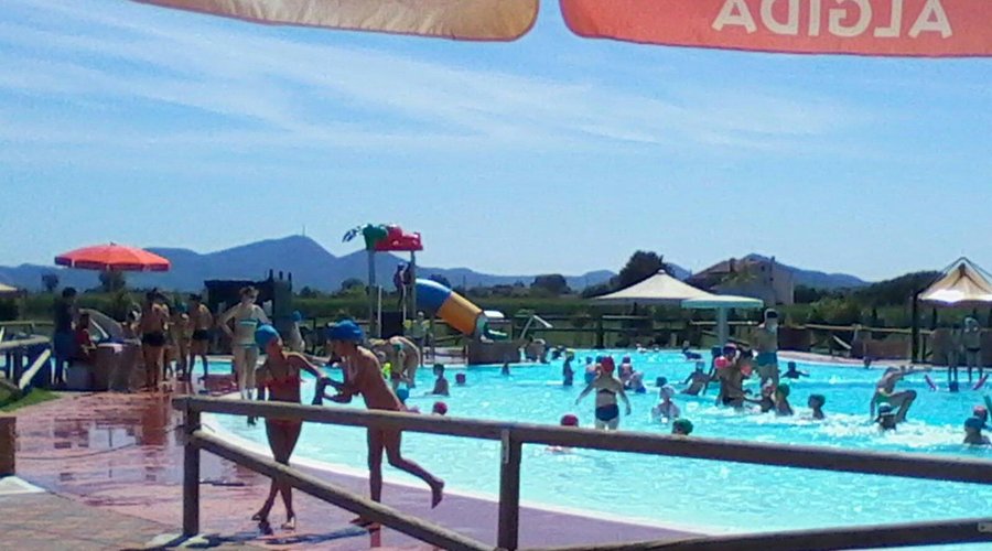 Estate in piscina scoperta