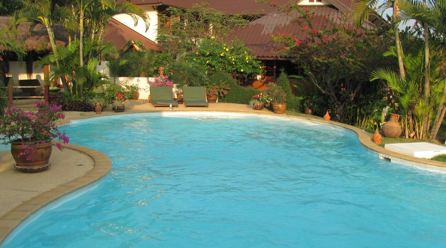 Pool vor Hotel
