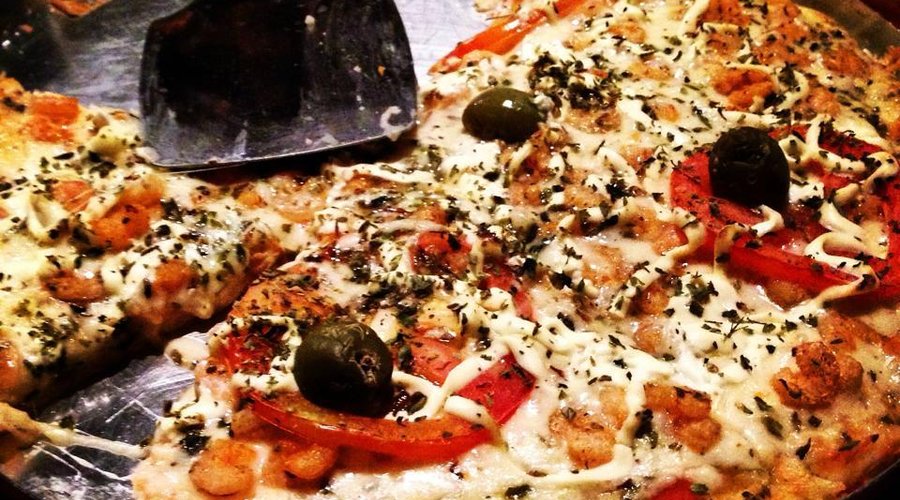 A Nossa Pizza - Não conseguimos nem esperar para tirar uma foto dela inteira!