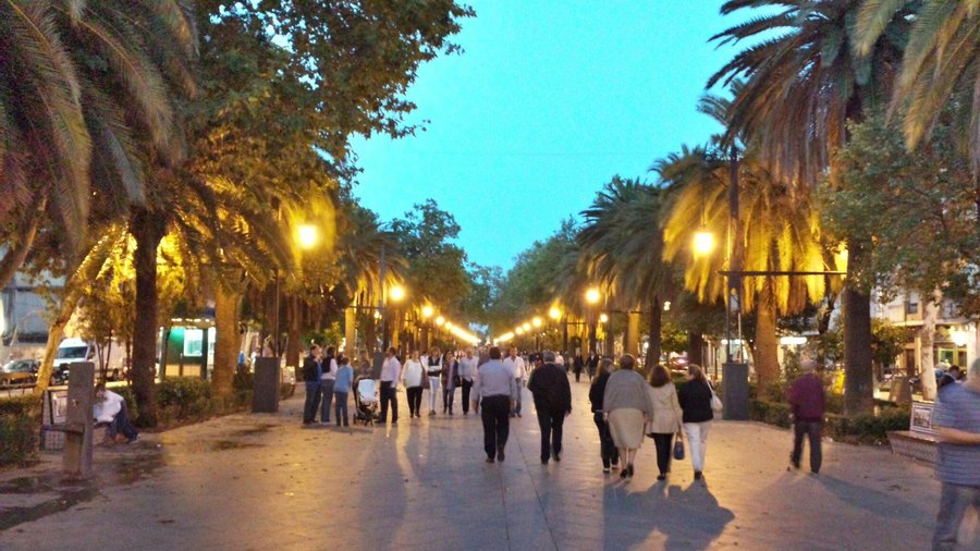 Vista nocturna del Paseo, con afluencia de paseantes