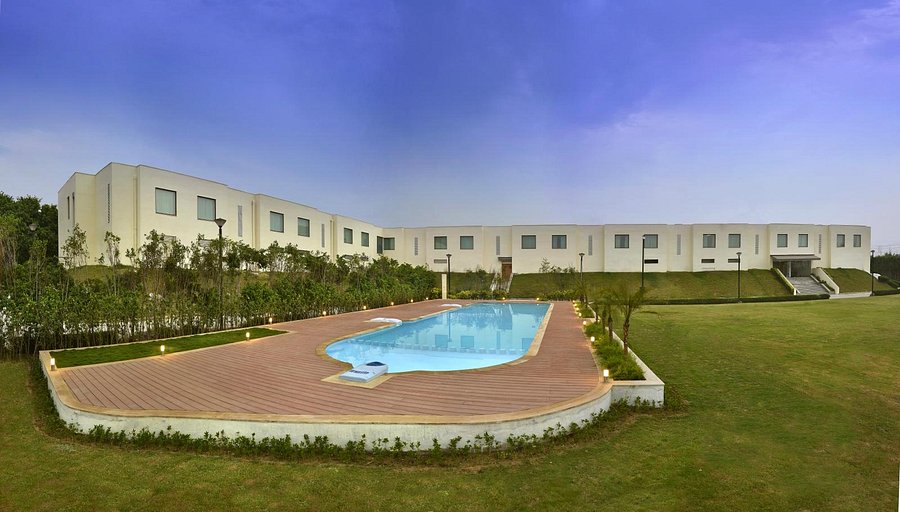 Four Points by Sheraton New Delhi, Airport Highway Pool Pictures &amp; Reviews - Tripadvisor