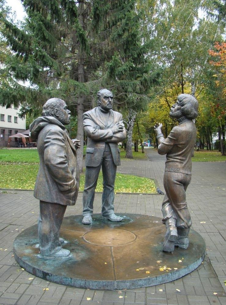 Горожане екатеринбург. Скульптура горожане Екатеринбург. Статуя горожане Екатеринбург. Памятник горожане разговор Екатеринбург. Скульптура разговор в Екатеринбурге.