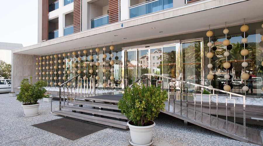 Entrance at the Sunrise Hotel