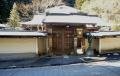 宿玄関右の門から入る