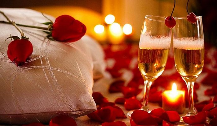 Millennium on Instagram: Una noche perfecta, la cama llena de pétalos de  rosas rojas naturales, jacuzzi espumoso iluminado con velas, un champagne  frío esperándote A la mañana siguiente se despiertan y ya