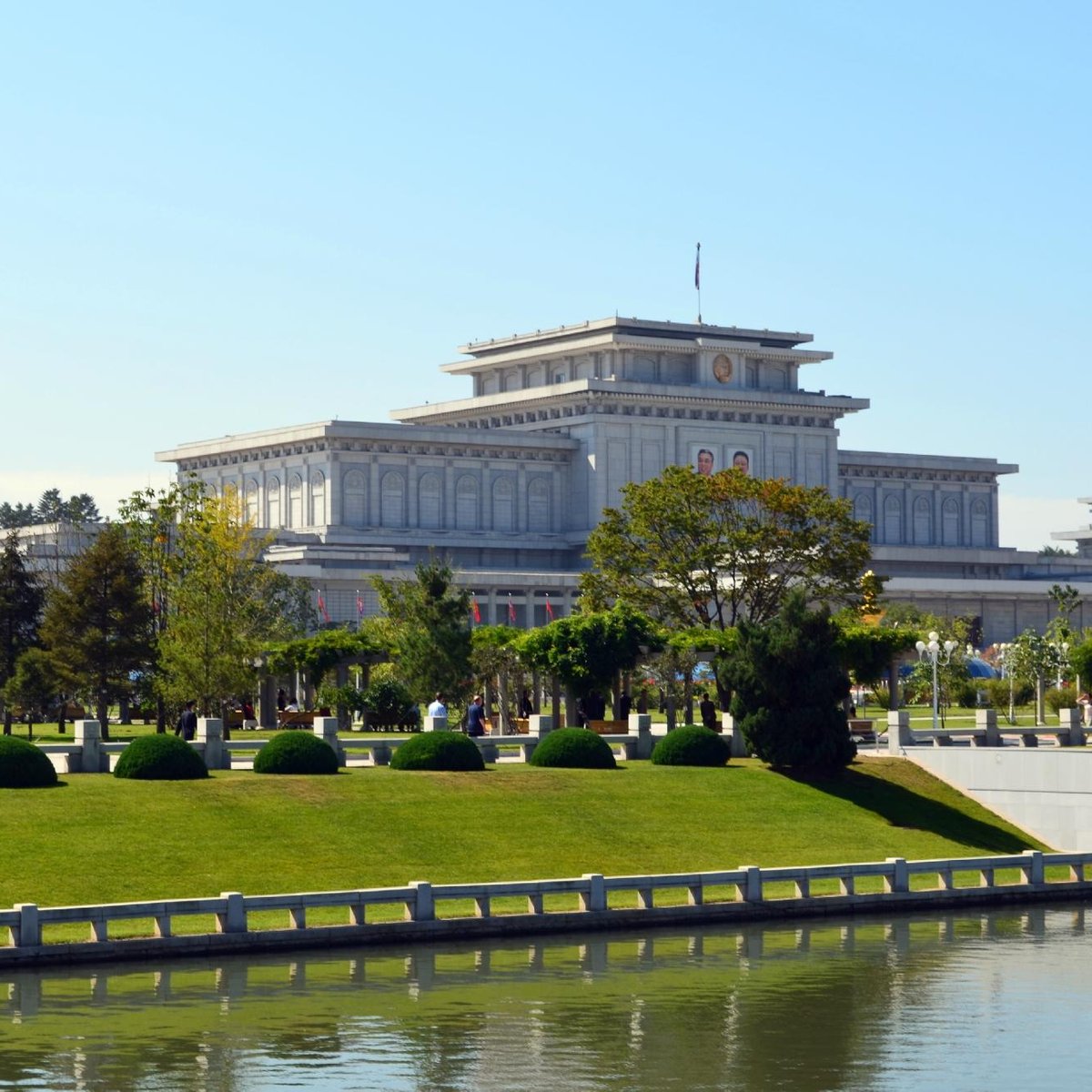 Кымсусанский мемориальный дворец солнца. Geumsusan Memorial Palace. Кымсуса́нский дворе́ц со́лнца. Мемориальный дворец солнца. Дворец солнца Калитин.