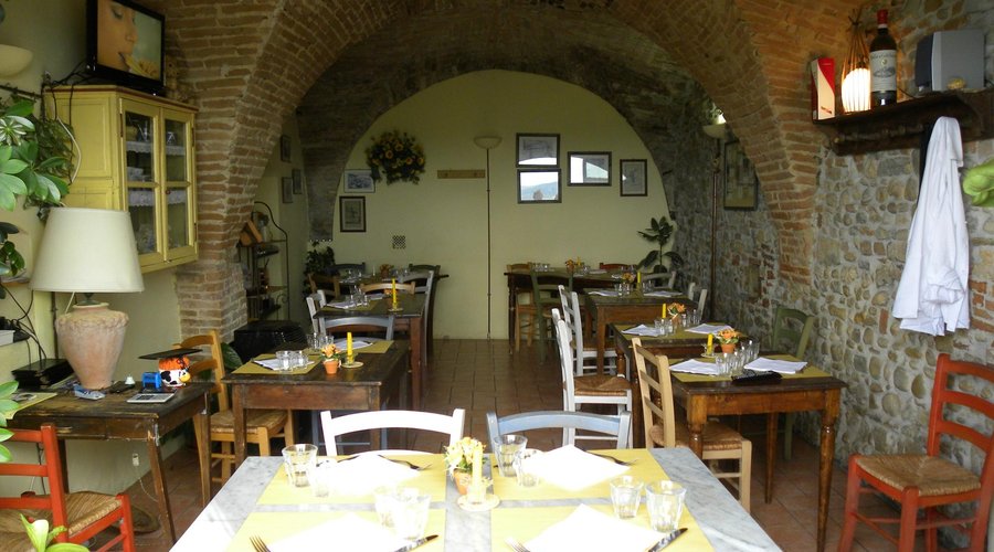 un interno dell'osteria il campanellino