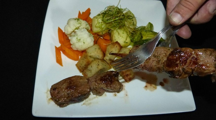Venha exprimentar a nossa Espetada Regional em pau de louro Come and try our Tradicional Espetad